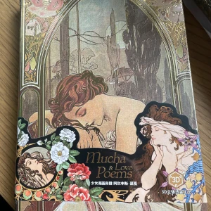 Mucha & Love Poems - En vacker anteckningsbok inspirerad av Alphonse Muchas ikoniska art nouveau-konst. Perfekt för dig som vill skriva dikter, dagbok eller anteckningar med stil. Sidorna är dekorerade med romantiska illustrationer och blommor – en kreativ bok för unga med känsla för estetik.   📏 Storlek: B6 (18,8 × 12,8 cm) 📖 128 blad (256 sidor) ✨ Ny och oanvänd  Sidorna inuti är också jättefina – de har vackra illustrationer och olika dekorativa designer på varje uppslag. ✨ 