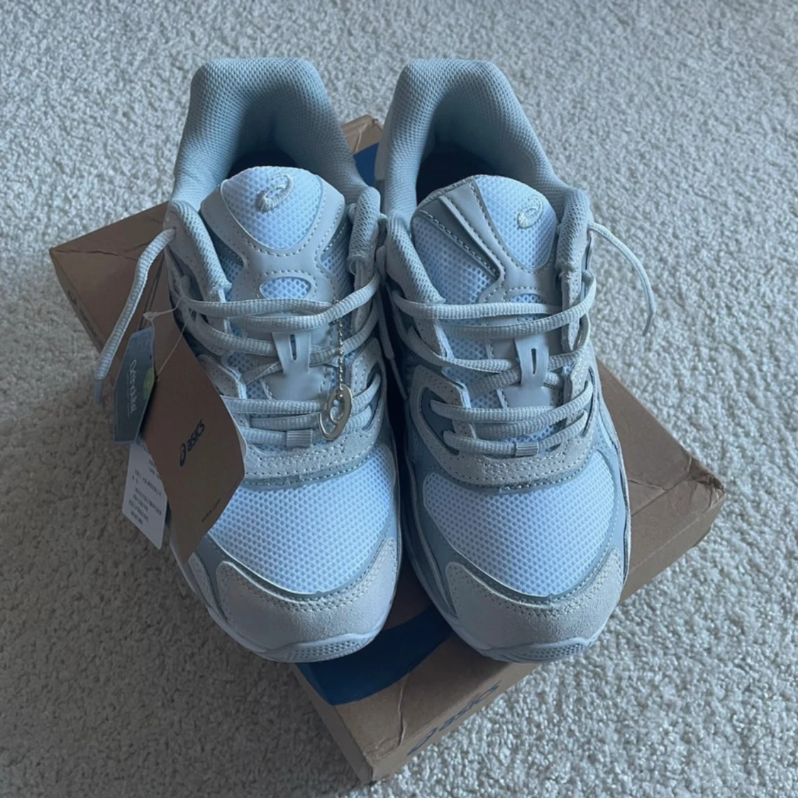 Vita och grå Asics sneakers - 1