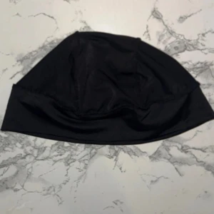 Svart Mössa  - En liten svart mössa lite över öronen mycket bra för att combo med flera still