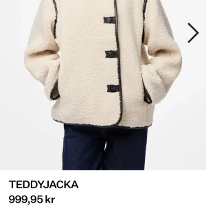 Beige teddyjacka med svarta detaljer - Mysig jacka som passar perfekt nu till hösten!🥰🍁