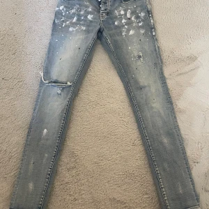 Purple brand jeans - Köpt från nk, i princip som nya. Bara legat i garderoben. Storlek M, fler bilder kan skickas. 