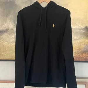 Ralph Lauren Huvtröja - Snygg tröja från Ralph Lauren i lite tunnare material | Stlk: S | Nypris: 1949kr Mitt pris: 449kr                                                           Säljes i befintligt skick