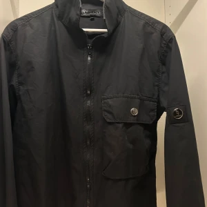 Svart vindjacka från Lagency. - Storlek S, nästan aldrig använd. 