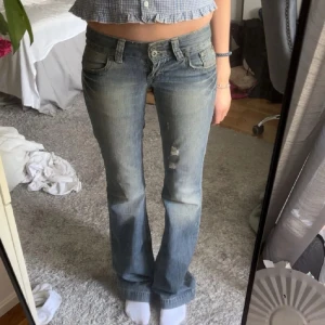 Vintage Jeans - Riktigt snygga jeans. Köpta här på Plick, men passade tyvärr inte mig. Midjemått:38 innerbenslängd:80 går att klippa om de är långa. Så synd att de inte passar då de sitter riktigt fint och lågt i midjan🥰💛 kom gärna privat för frågor eller för bilder!💕 är öppen för prisförslag.