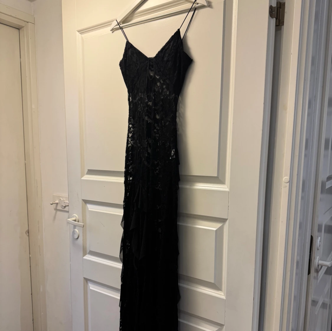 Svart spetsklänning med volanger - 1