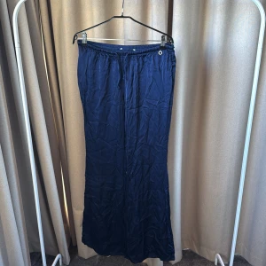 Satinbyxor - Satinbyxor som jag köpte i Frankrike som är gjorda på 100% viscose! Så snygga och sköna passar till lita längre ben!!