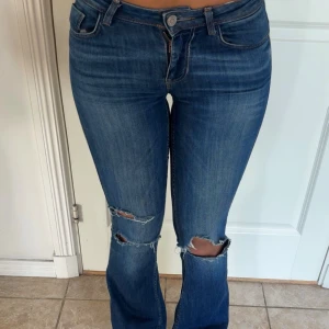 bootcut jeans - snygga bootcut jeans från only. de är i bra skick! skriv för fler bilder💕