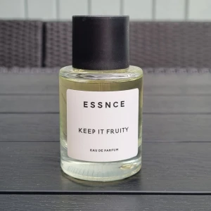 Essnce – Keep it Fruity EdP 50ml - Essnce – Keep it Fruity EdP 50ml, nästintill ny. 🍓🍊🍋 Endast testad 1–2 gånger. En sprudlande och söt doft med litchi, röda bär, pion, turkisk ros, kakao och vanilj.                   Fruktig, blommig och krispigt frisk, som en sommarbris med en hint av choklad.     Nypris: 360kr. 