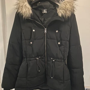 Vinterjacka  - Vinterjacka från h&m med päls 