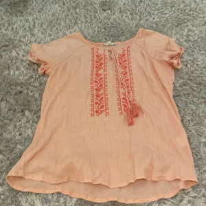 Rosa blus - En super snygg rosa blus från lite oklart ställe, köpt på en loppis för 140, st M KATT FINNS I HEMMET!