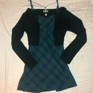 Plaid klänning - Grön/blå plaid klänning med justerbara straps. Endast använd ett fåtal gånger🖤Storlek S