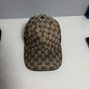 Gucci Canvas - Gucci canvas keps i beige färg , storlek M och i väldigt god skick! vid frågor eller funderingar så är det bara till att skriva😁