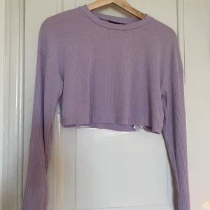Långärmad crop top - En långärmad, tunn, ribbad crop top från Asos i strl s
