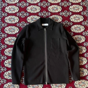 Overshirt Samsoe samsoe - Svart stilren zip från samsoe samsoe.