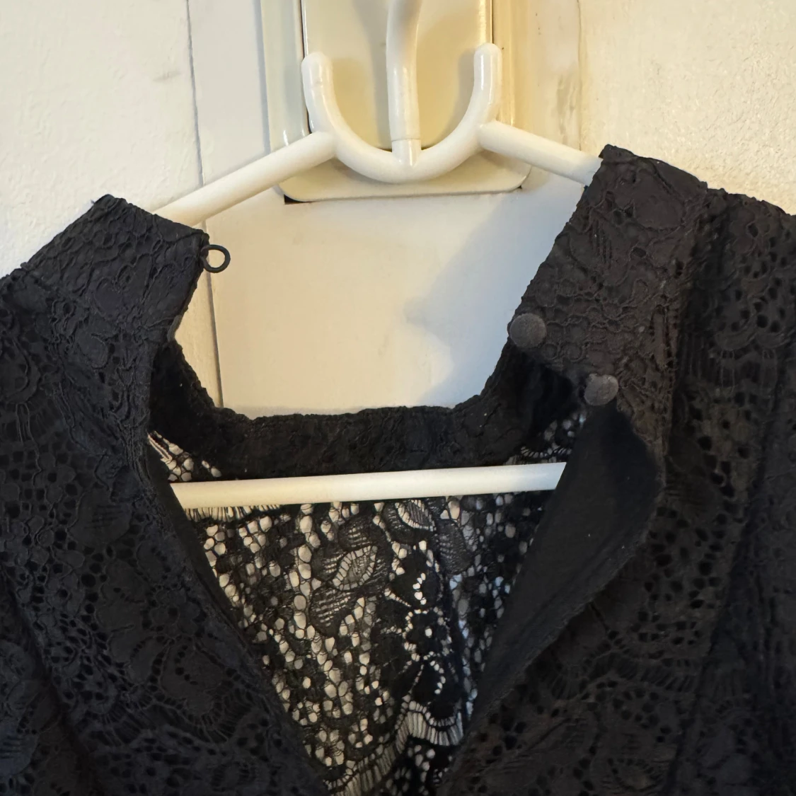 Svart spetsblus med volangdetaljer - 2