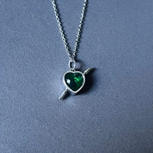 Silver & Green Arrow Heart - 45 cm. Rostfri