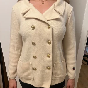 Busnel vit kofta - Säljer en klassisk vit kavaj/kofta från Busnel i 100% ull❣️ Koftan har 2 defekter men man märker dom inte (se bild 2&3) därav priset. Storlek 38 men skulle säga att den passar 36 mer💕💕Pris går att diskutera!