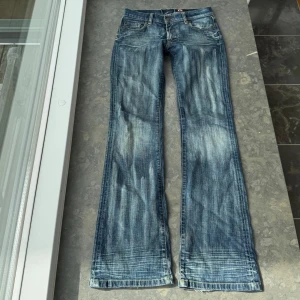 Lågmidjade jeans  - Jätte snygga jeans som tyvärr inte passar mig och har därför ingen bild på! Midjemått tvärsöver: 37cm Midjehöjd: 20cm Inerbens längd: 83cm💕
