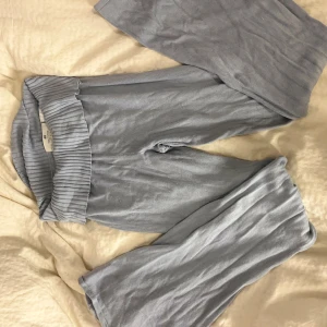 Ljusblå mjukisbyxor från H&M - Superbekväma ljusblå mjukisbyxor från H&M med bred ribbad midja och raka ben. Perfekta för chill dagar eller när du vill ha något riktigt skönt på dig. Tillverkade i mjukt material som känns nice mot huden.