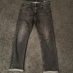 Replay jeans - Snygga replay jeans i färgen svart/grå!  Modellen är Thad och storleken är 14 A vilket passar för dig som är mellan 155-165 cm. Skicket är 9/10. Skriv vid ytterligare frågor🙌 