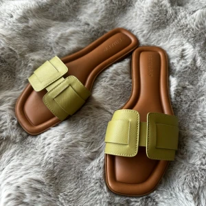 Gröna sandaler från Primark - Snygga sandaler från Primark helt oanvända i storlek 40