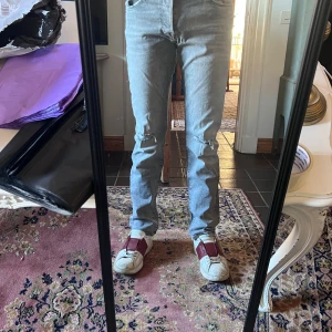 Grå jeans med slitningar 32/32 Jack and Jones Glenn - Säljer dessa sjukt snygga jack and Jones jeansen storlek modellen är 178 70kg midja 40cm längd 104 modell glenn (1)