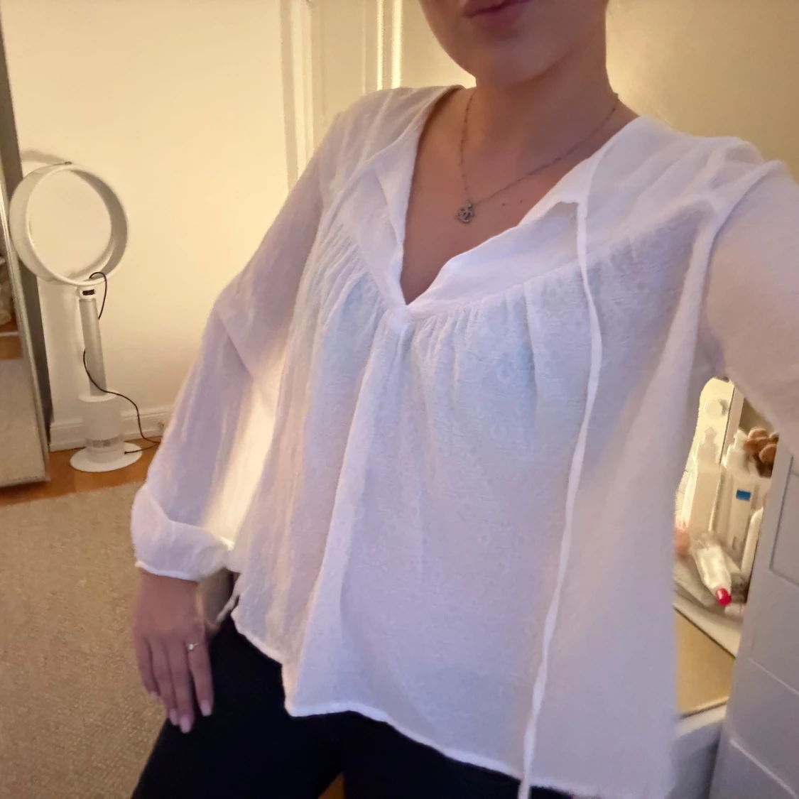 Vit blus med v-ringning och knytband