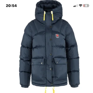 Mörkblå dunjacka från Fjällräven söker! - Söker! Mörkblå xs eller s blir nog bra 0-700kr)