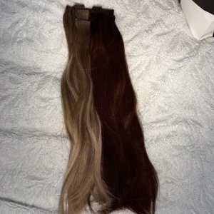 BHBD tape extensions i brunt & balayage - Jag säljer 7 paket (175 gram) av BHBD tape extensions i 50cm, 4 paket av en mörkbrun och 3 paket av en kall balayage med askblonda och bruna toner som jag har blandat för att få ett Bianca Ingrosso resultat. Det är av 100% äkta hår och är det bästa håret på marknaden, därav priset. Håret kostade 19 600 nypris. Jag har endast använt håret i en och en halv månad och det håller minst ett år när man tar hand om det. Om du köper håret kommer dom komma färdigtejpade med ny tejp🥰skriv för frågor❤️