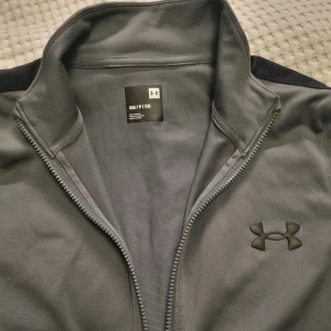 Träningsjacka Under armour  - Träningsjacka Under armour. Litet märke fram, se bild. Därav priset. Fast pris. Inga byten. 