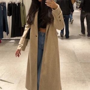 BEIGE VERO MODA KAPPA - Säljer min Vero Moda kappa som endast är använd ett fåtal gånger. Super snygg med fina detaljer på ärmarna. I bra skick och passar S/XS🫶🏼