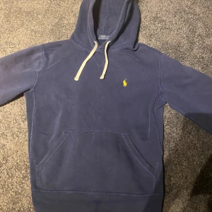  Ralph Lauren hoodie - Säljer en riktigt fräsch Ralph lauren hoodie i väldigt bra skick för ett bra pris. Det enda att klaga på är att en bit söm på bröstet är sönder som syns på bild 2, men detta är något som knappt märks. Storleken är Xs och pris kan diskuteras! Hör av dig vid minsta fråga💪(Kan med högst sannolikhet frakta inom 1 dag av köpet)