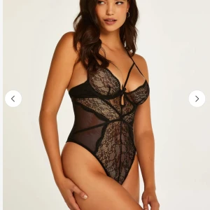 Svart spetsbody - Supersnygg svart body med spetsdetaljer. Endast testad. I storlek S, va lite tajt på mig i storlek 38, är också ganska lång, därav säljer jag.