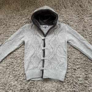 Stickad päls cardigan - Säljer denna riktigt feta stickade päls cardiganen!⭐️Nypris = 1500kr! / Skick : NYSKICK!🤝Storlek M passar M!👍Hör gärna av er om ni har funderingar!🙌