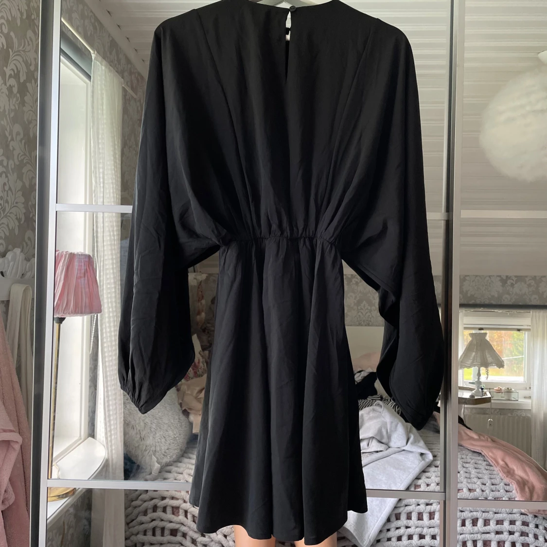 Svart klänning med vida ärmar - 1
