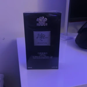 Aventus 100ml parfym oöppnad  - Jag fick den här parfymen i present när jag fyllde år, men eftersom jag hellre önskar mig pengar säljer jag den istället. Den är helt oöppnad och i nyskick. Ett rimligt pris tycker jag är 1800 kr."