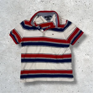 Tommy Hilfiger piké - Rödrandig Tommy Hilfiger piké i stl XS. Tröjan har inga defekter och kommer i mycket bra skick. Skriv till mig vid frågor, pris kan diskuteras vid snabb affär!