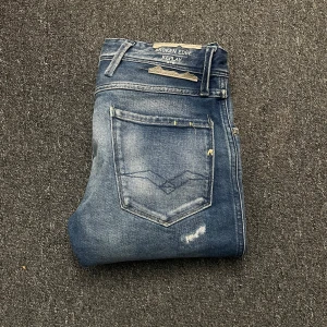 Blå replay jeans - Ett par feta jeans som är riktigt fräscha🤗 modellen är 178