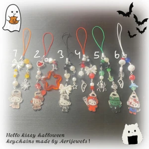 Hello kitty halloween nyckelringar - Priset är endast för en! Handgjorda av mig, kontakta och säg vilken du vill ha innan du köper💕