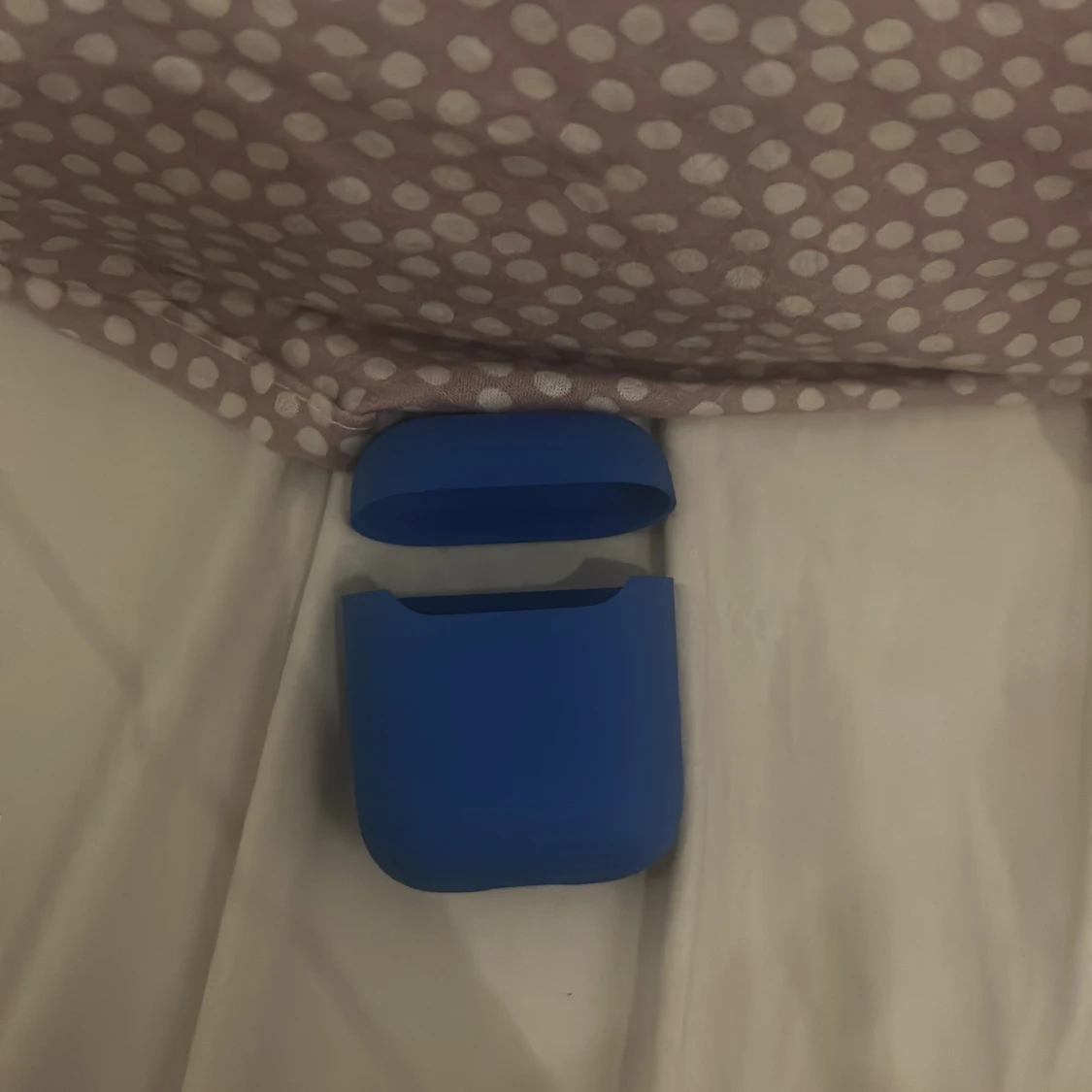 AirPods med blått silikonfodral