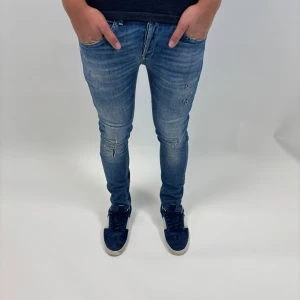 Dondup Jeans George  - Dondup Jeans George! Trendigaste jeansen på marknaden.  Skick= 9,5/10 Ny pris= 4000 kr Säljs för= 899 kr (Modellen har original slitningar från fabrik vilket är väldigt eftertraktat och populärt)