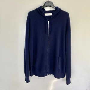 Kashmir zip hoodie - Kashmir hoodie ifrån sayless! Riktigt bra skick, endast använd vid fåtal tillfällen och inga defekter. Storlek M, passar mig bra som är ca 180. Kontakta mig för fler frågor och funderingar!