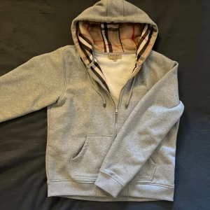 Burberry Zip-Up Hoodie - Använd ett fåtal gånger i mycket bra skick ✅ Storlek: XXL, Men passar som en L 📏 Skickas inom 1 dag📦  Kontakta gärna för mer info ☺️