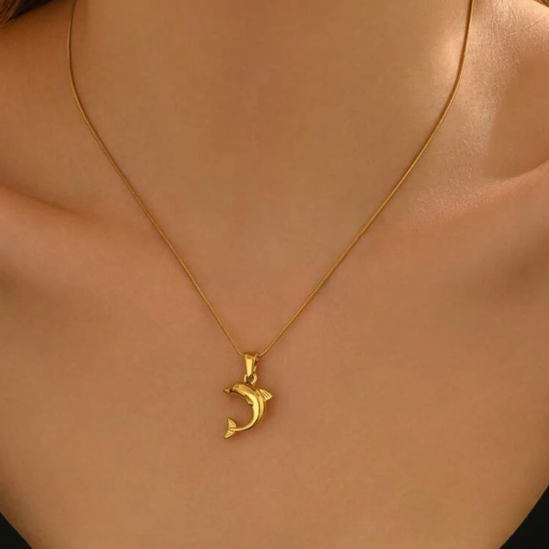 Guldigt halsband med delfinberlock - 1