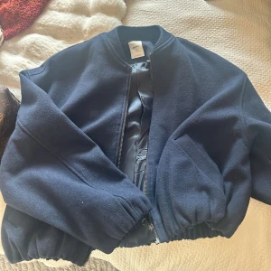 Bomber jacka subdued - Så cool mörkblå bomber jacka från subdued🫶🏻köpt för ca 1300kr☺️