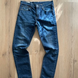 Ett Par Snygga Mörkblåa Levi's 512 jeans W30 L34 - 👖 Levi’s 512 – klassiker i toppskick! 👖 Nästan helt nya – endast använda 1–2 gånger ✨ Inga slitningar, fläckar eller defekter – känns som nya!  📏 Mått: 	•	Midja: 82 cm 	•	Höft: 98 cm 	•	Innerbenslängd: 80 cm 	•	Ytterbenslängd: 107 cm 	•	Benbredd: 36 cm  💸 Pris: 449kr Perfekta för dig som vill ha ett par klassiska och tidlösa jeans i riktigt fint skick!  🌟 Snabb leverans & skickas välpackat!