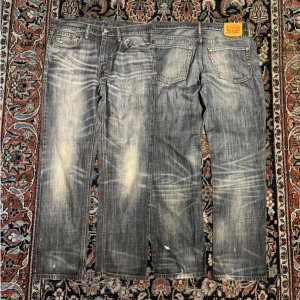 Vintage Levis jeans - Helt sjukt snygga vintage Levis 541, dessa  har en helt otroligt snygga och märkvärdig i bra skick men har ett hål på knät. De är storlek 32/30 men är långa i storleken så de är som 32/32 Mått: midja: 43cm Längd: 102cm Benöppning: 19,5cm 
