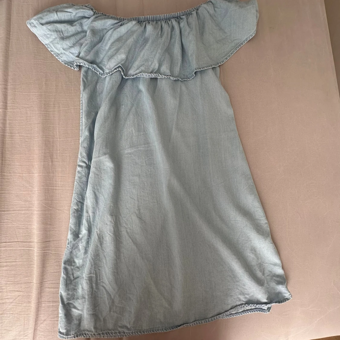 Ljusblå offshoulder klänning - 1