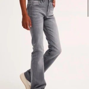 Bootcut jeans - Jag säljer ett par gråa bootcut jeans i storlek 152 från Kappahl. Dom är i fint skick och inte slitna. Köparen betalar frakten.