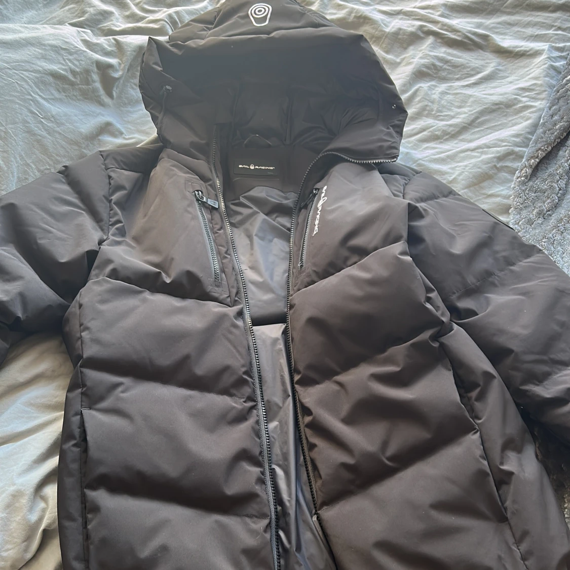 Svart Sail Racing dunjacka med huva